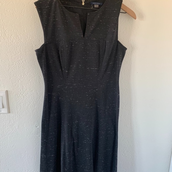 Simple black flattering dress - Picture 3 of 4